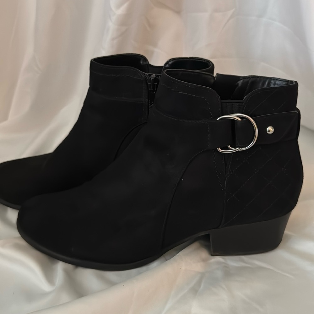 Unisa Black Suede Low Heel Booties Women’s Sz 10M